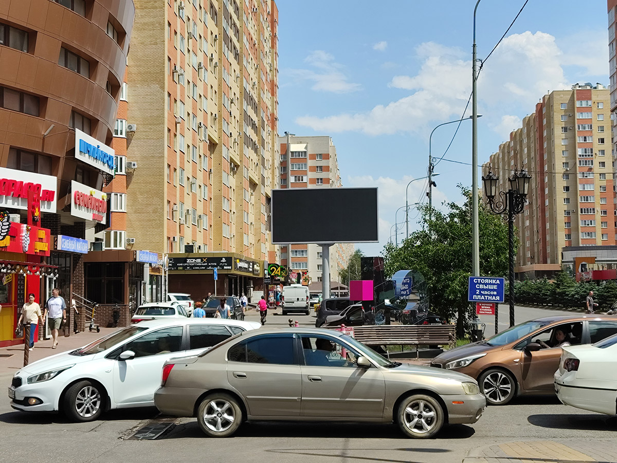 Экраны Ю Медиа в витринах партнёров